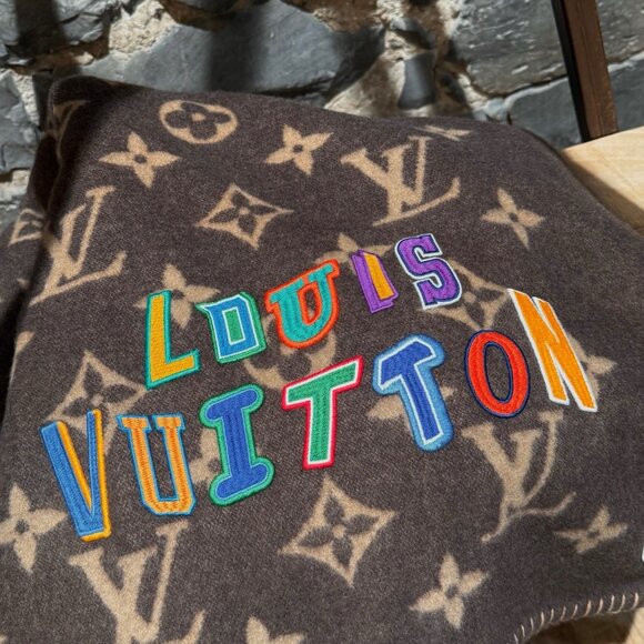 Louis Vuitton x NBA Lettering Brown Wool Cashmere Neo Monogram Blanket - Picture 2 of 13